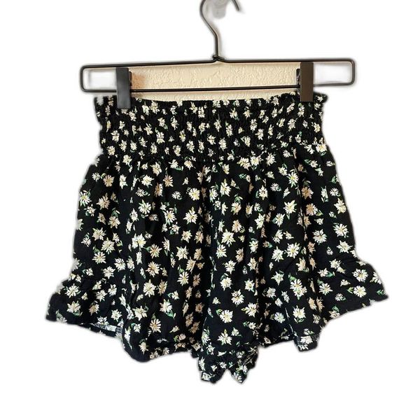 wild fable Pants - Wild Fable Medium Black and Ditzy Floral Pull On Smocked Elastic Waist Shorts